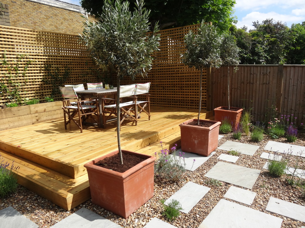 Photo of a small mediterranean backyard full sun garden for summer in London with gravel.
