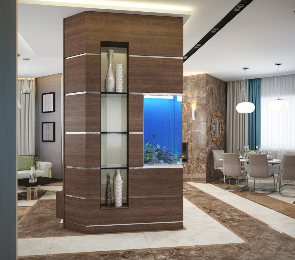 стойка с аквариумом, разделяющая зоны гостиной , столовой и прихожей