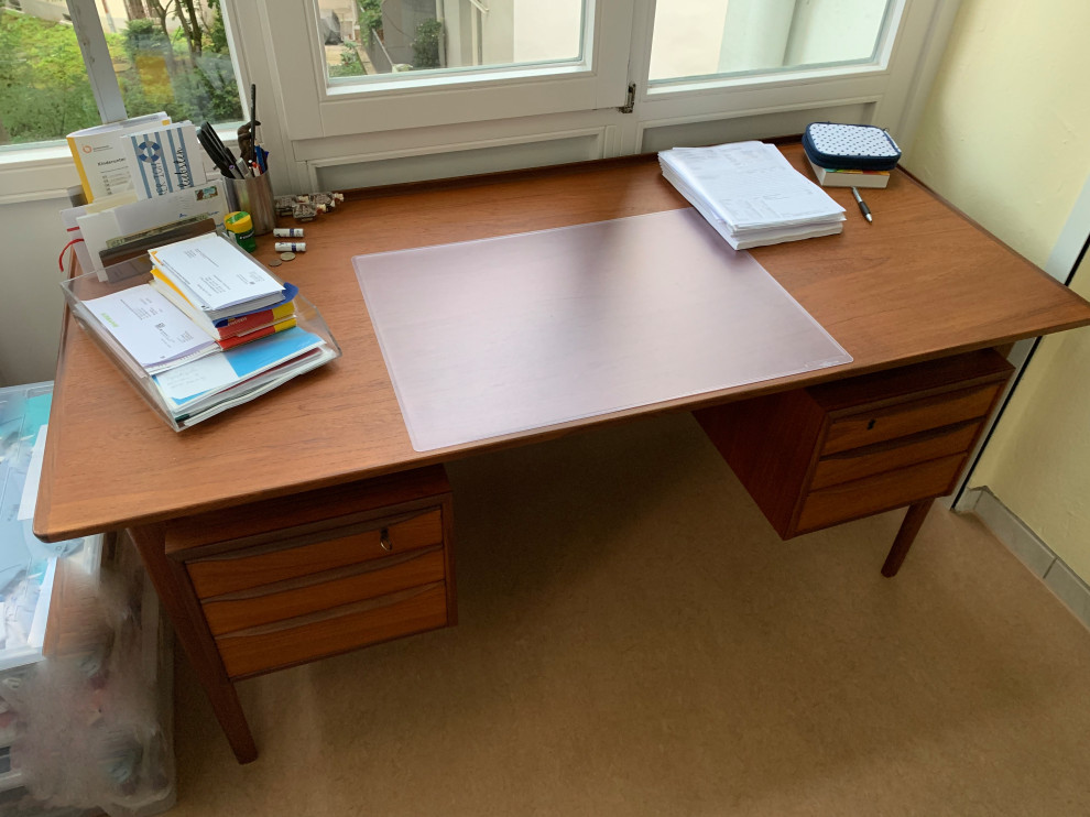 Kleines Skandinavisches Arbeitszimmer mit Arbeitsplatz, weißer Wandfarbe, freistehendem Schreibtisch und beigem Boden in Hamburg