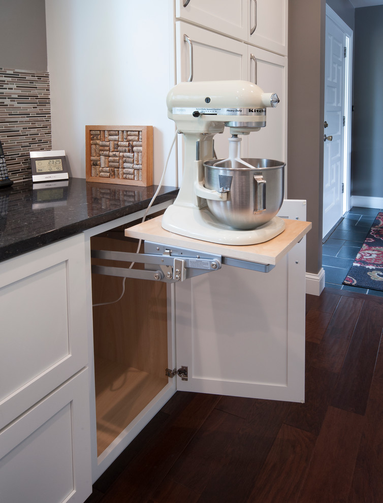 Kitchen - transitional kitchen idea