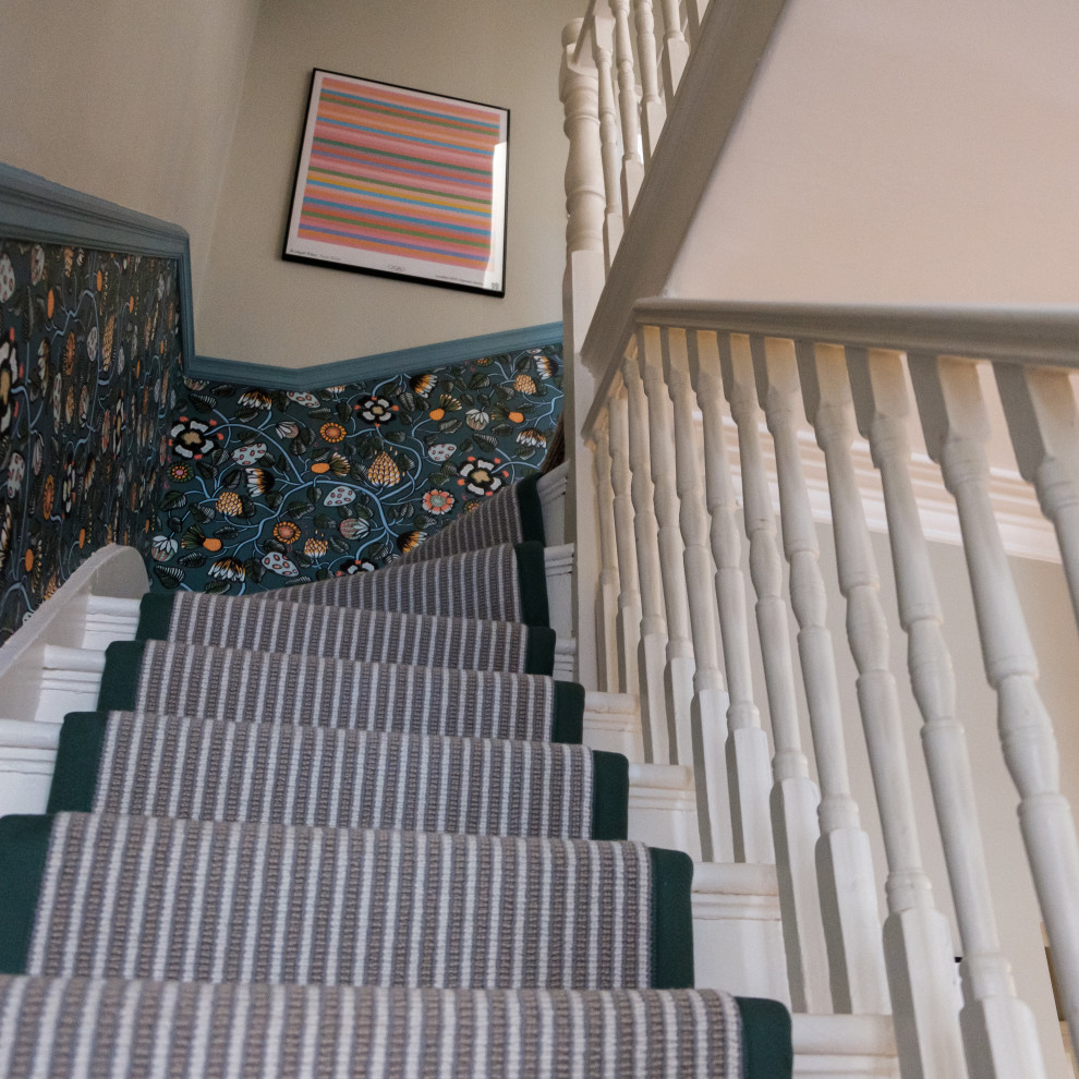 Источник вдохновения для домашнего уюта: большой коридор в викторианском стиле с ковровым покрытием и зеленым полом