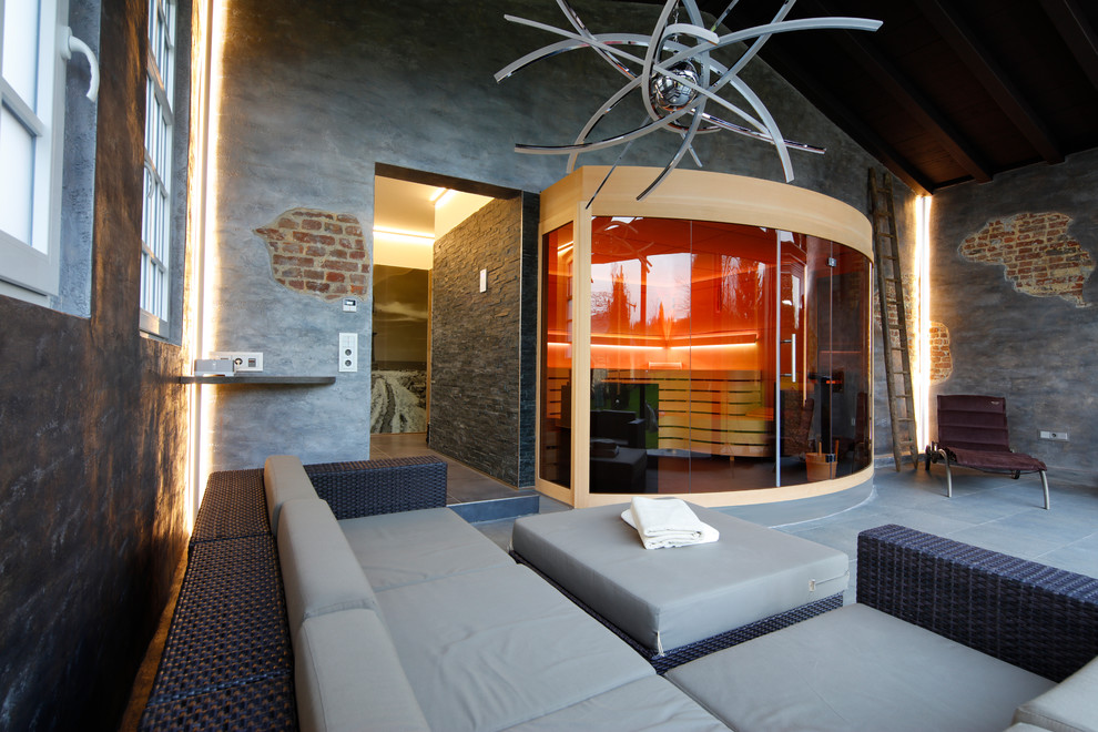 Große Industrial Sauna mit grauer Wandfarbe und grauem Boden in Sonstige