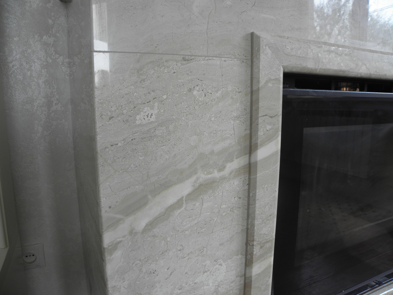 Облицовка камина из мрамора Crema Marfil