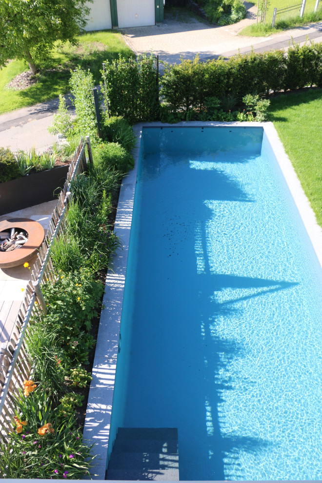 Infinity-Pool auf dem Dach in individueller Form mit Pool-Gartenbau und Natursteinplatten