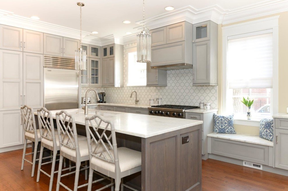Eat-in kitchen - mid-sized transitional l-shaped eat-in kitchen idea in Chicago with recessed-panel cabinets, gray cabinets, multicolored backsplash and an island