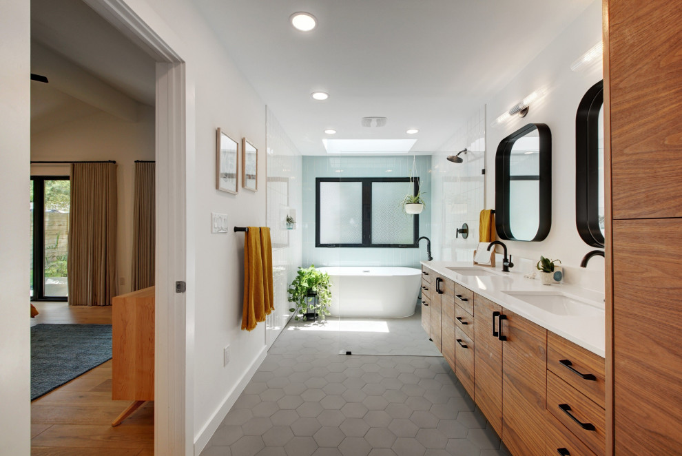 Idéer för stora nordiska vitt en-suite badrum, med släta luckor, bruna skåp, ett fristående badkar, våtrum, en toalettstol med hel cisternkåpa, blå kakel, porslinskakel, vita väggar, klinkergolv i porslin, ett undermonterad handfat, bänkskiva i kvarts, grått golv och med dusch som är öppen