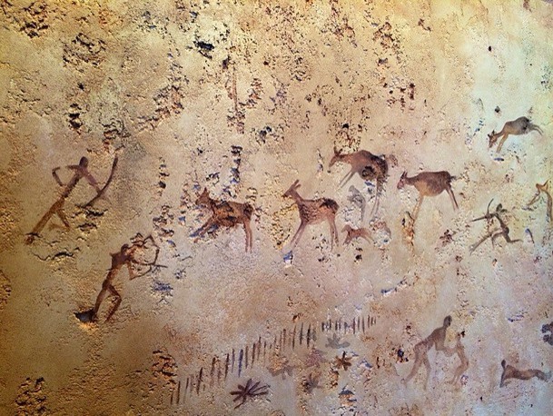 Наскальные мотивы и фактура выветренного камня.