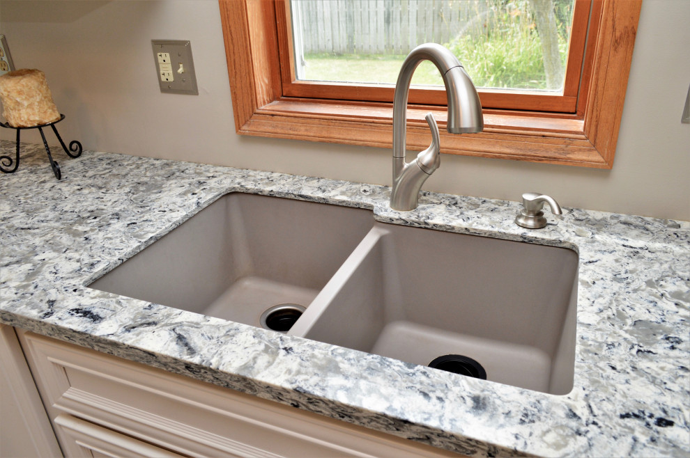 Mid-sized transitional l-shaped eat-in kitchen photo in Chicago with an undermount sink, recessed-panel cabinets, white cabinets, quartzite countertops, stainless steel appliances, a peninsula and gray countertops