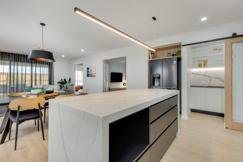 This is an example of a contemporary kitchen in Brisbane.