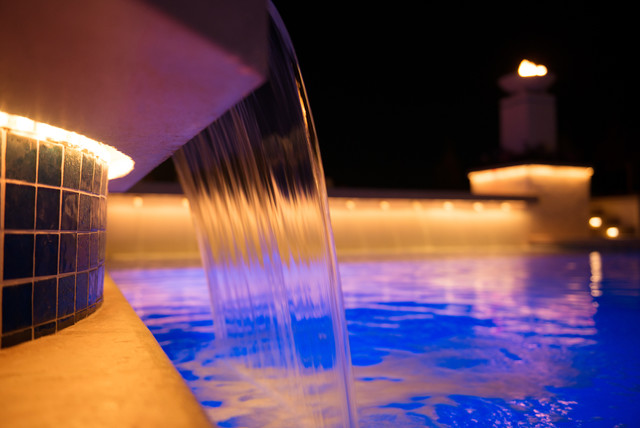 Pool with Accent Lighting moderne-pool