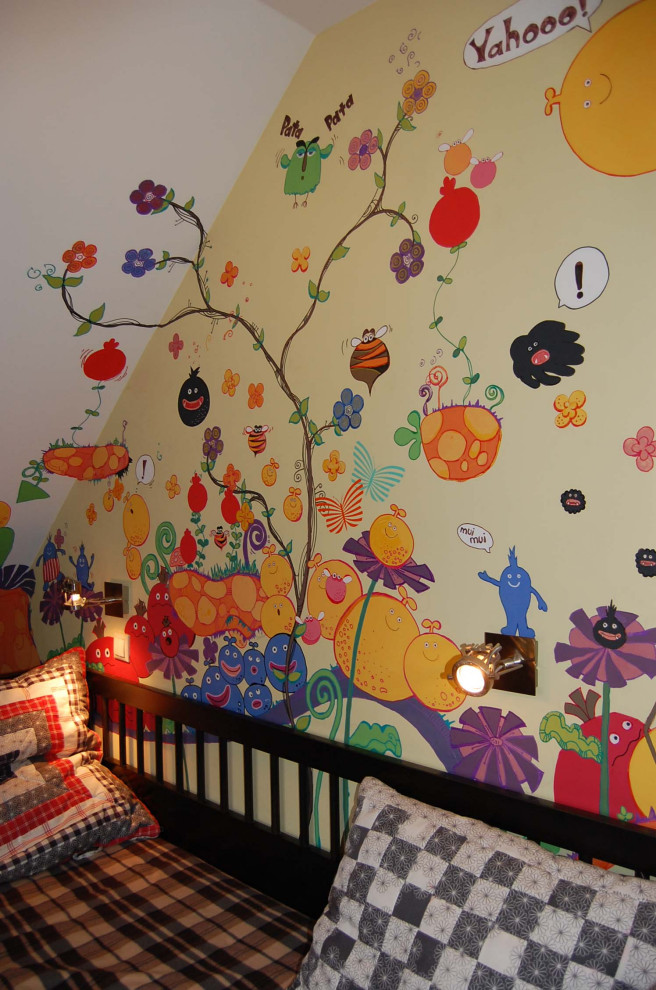 Réalisation d'une grande chambre d'enfant design avec un mur multicolore, un sol en bois brun, un sol beige et un plafond voûté.