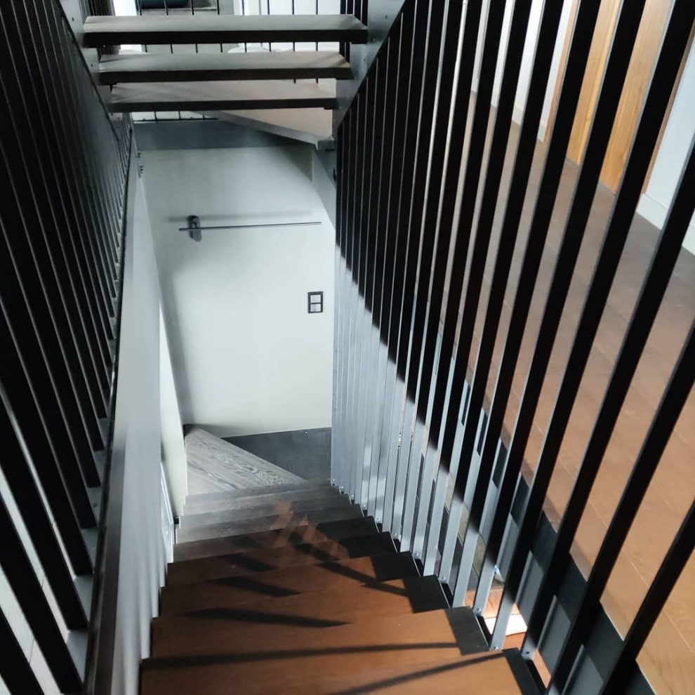 Поворотная лестница  с реечными перилами