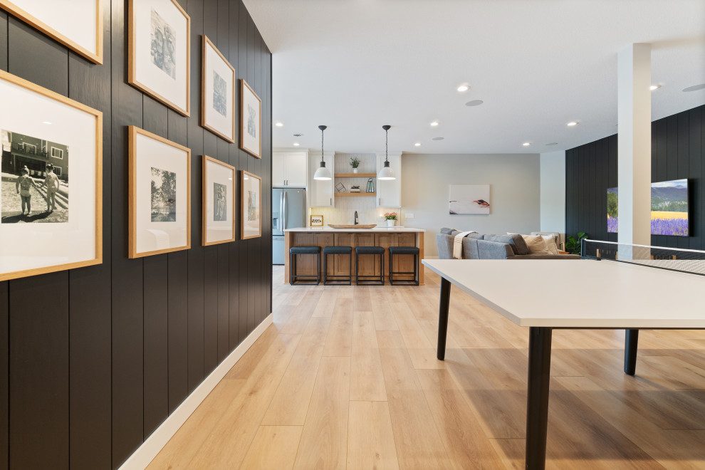 На фото: кухня-столовая среднего размера в стиле модернизм с серыми стенами, полом из винила, бежевым полом и стенами из вагонки с