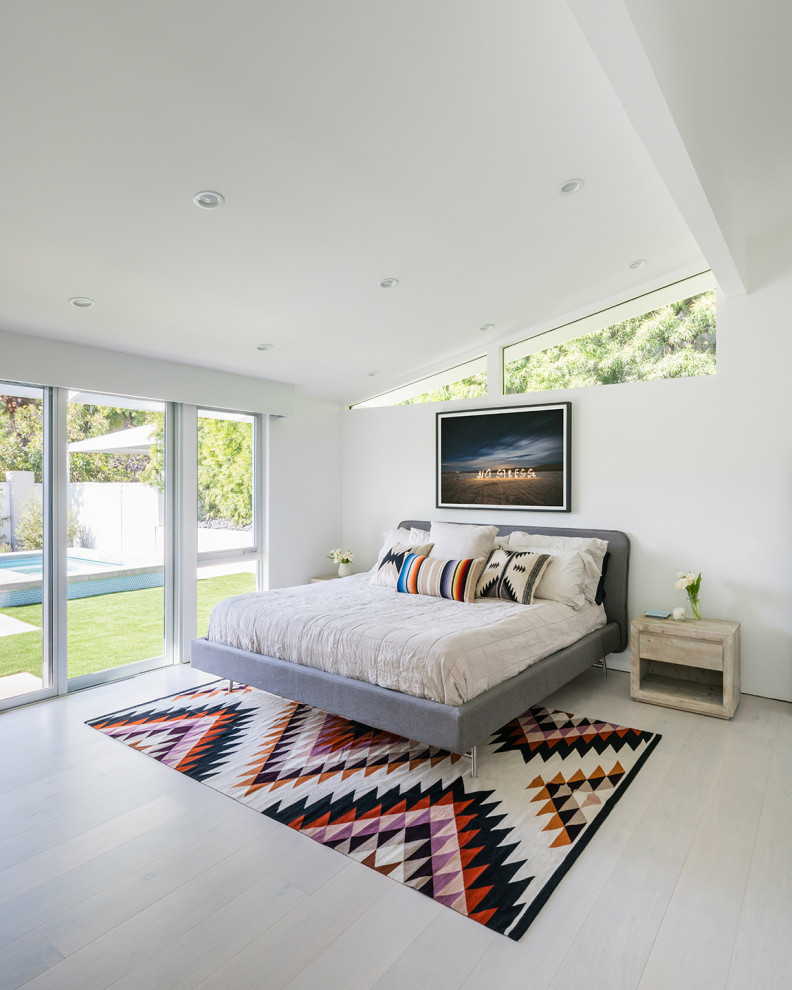 Diseño de dormitorio principal y abovedado vintage de tamaño medio con paredes blancas, suelo de madera clara y suelo blanco