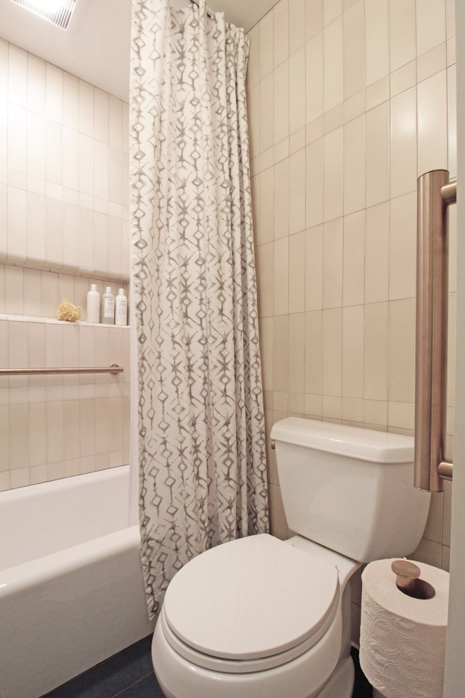 Immagine di una piccola stanza da bagno moderna con vasca da incasso, vasca/doccia, WC a due pezzi, piastrelle beige, piastrelle in ceramica, doccia con tenda e nicchia