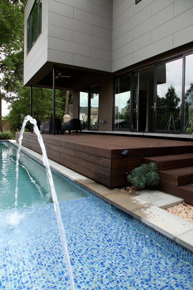 This is an example of a modern deck in Atlanta.