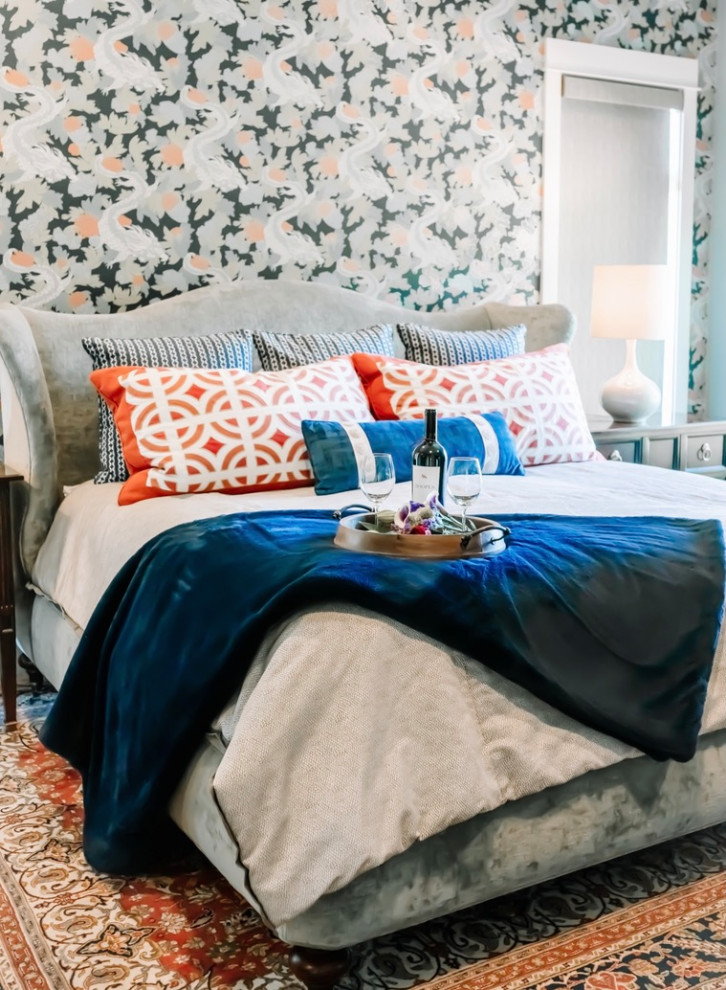 Пример оригинального дизайна: хозяйская спальня среднего размера в современном стиле с ковровым покрытием и разноцветным полом