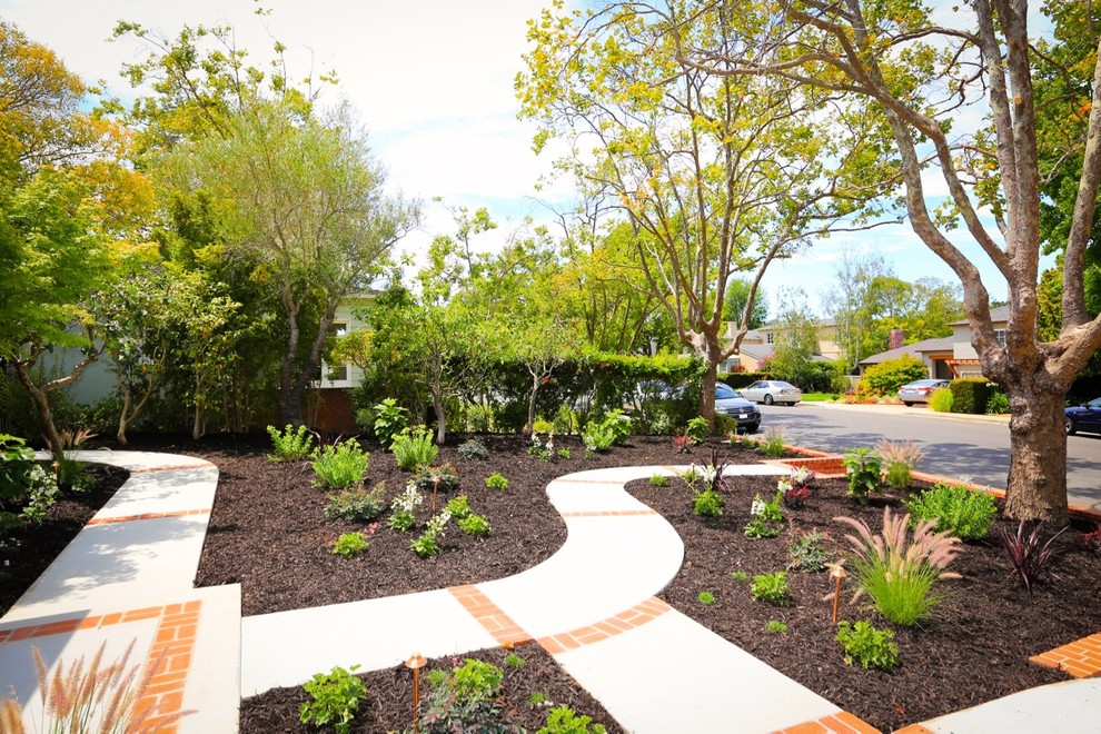 This is an example of a mid-sized traditional front yard partial sun formal garden in San Francisco with mulch.
