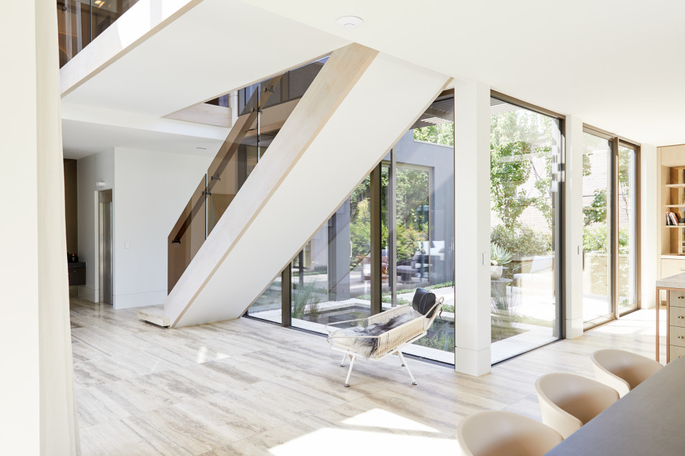 Стильный дизайн: большая прямая деревянная лестница в современном стиле с деревянными ступенями и деревянными перилами - последний тренд