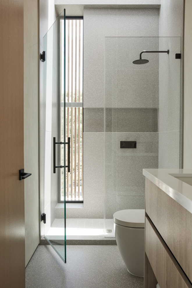 This is an example of a small modern bathroom in Los Angeles with a hinged shower door.