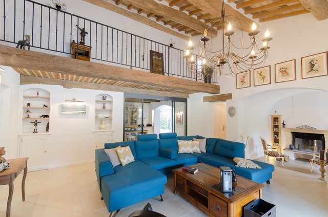 Restauration d'une maison &agrave; St Rapha&euml;l mediterranean-living-room