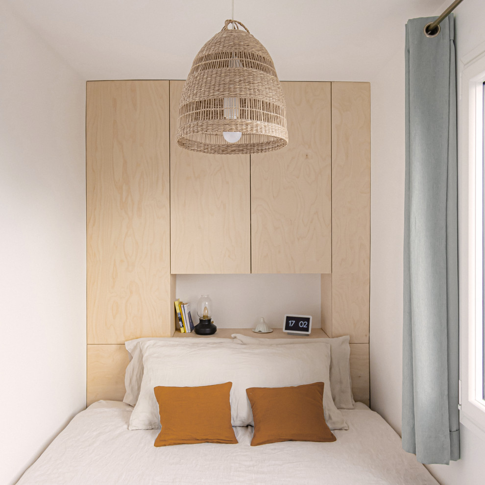 Exemple d'une petite chambre blanche et bois scandinave avec un mur blanc et parquet clair.