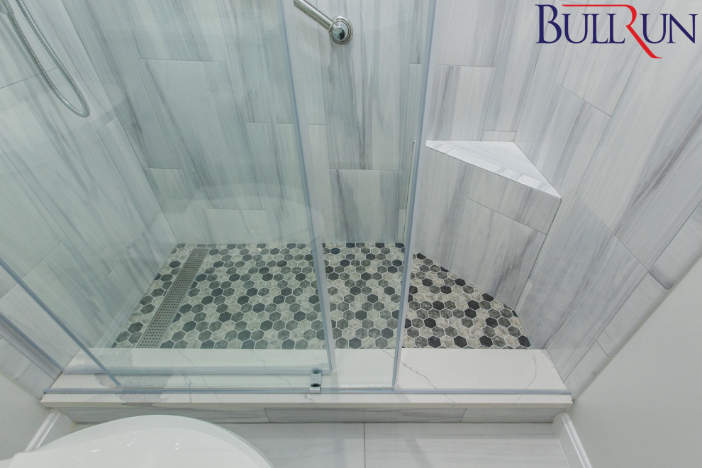 Идея дизайна: ванная комната среднего размера в современном стиле