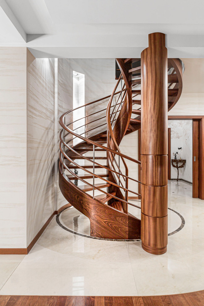 Aménagement d'un escalier sans contremarche hélicoïdal classique avec des marches en bois et un garde-corps en bois.