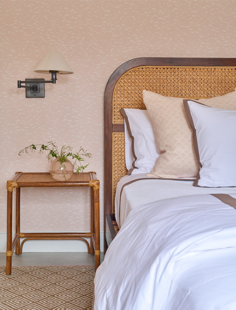 Inspiration pour une chambre d'amis traditionnelle de taille moyenne avec un mur rose, sol en béton ciré, un sol gris, un plafond en lambris de bois et du papier peint.