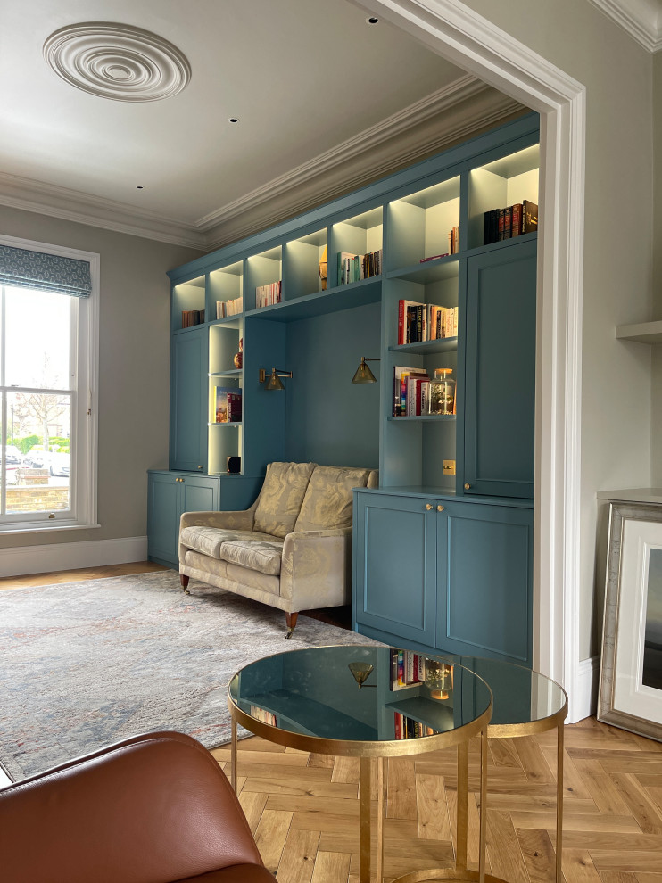Ispirazione per un soggiorno design di medie dimensioni con pareti blu, moquette, nessun camino e pavimento beige