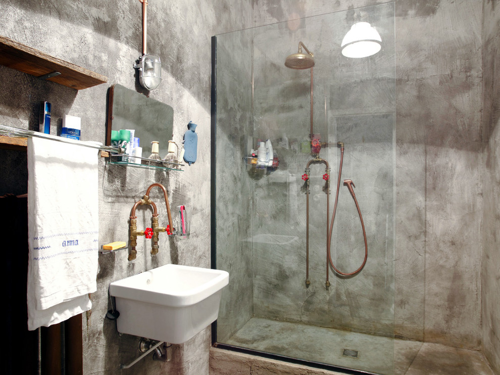 Inspiration for an industrial bathroom remodel in Milan