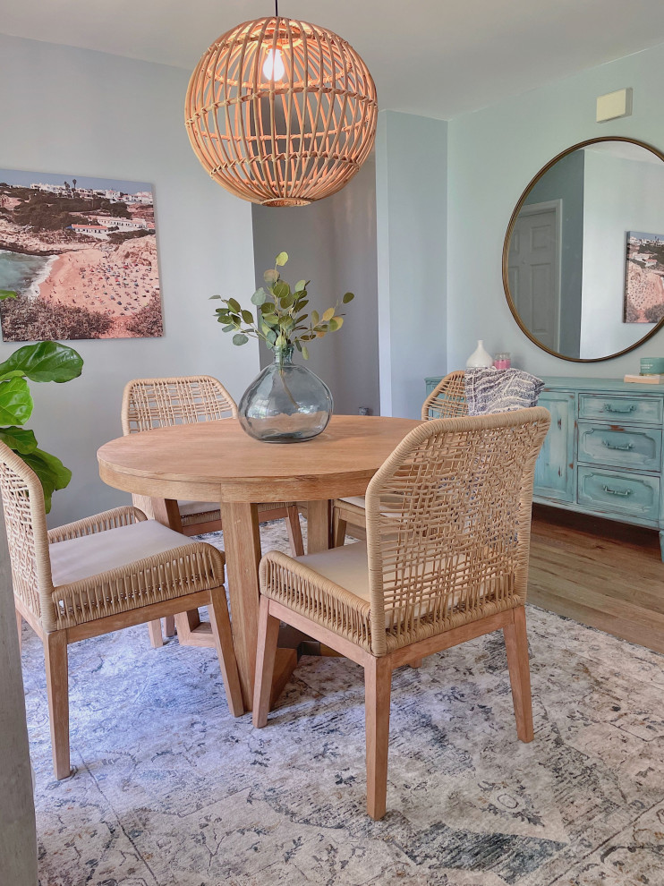 Стильный дизайн: маленькая столовая в морском стиле с синими стенами, полом из винила и коричневым полом для на участке и в саду - последний тренд