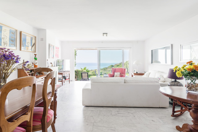 Adosado frente al oc&eacute;ano en Conil coastal-living-room