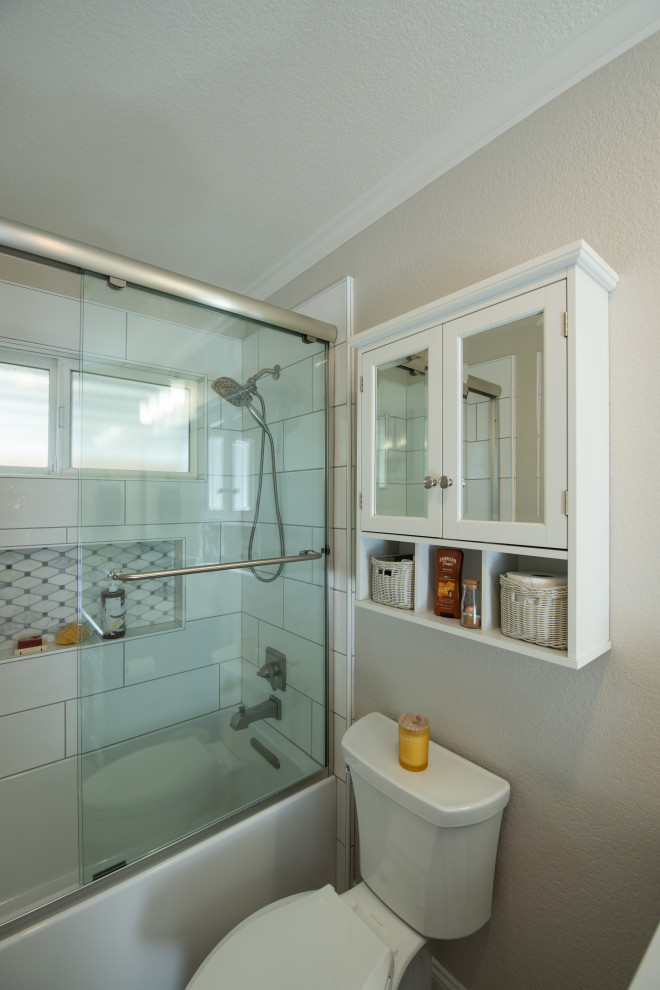 Idéer för att renovera ett funkis badrum, med skåp i shakerstil, blå skåp, ett undermonterat badkar, en dusch/badkar-kombination, ett undermonterad handfat, bänkskiva i kvarts och dusch med skjutdörr