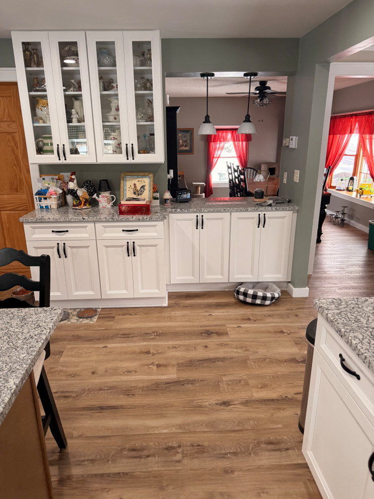 A brand new kitchen with USCD cabinetry, beautiful granite countertops and Cali 