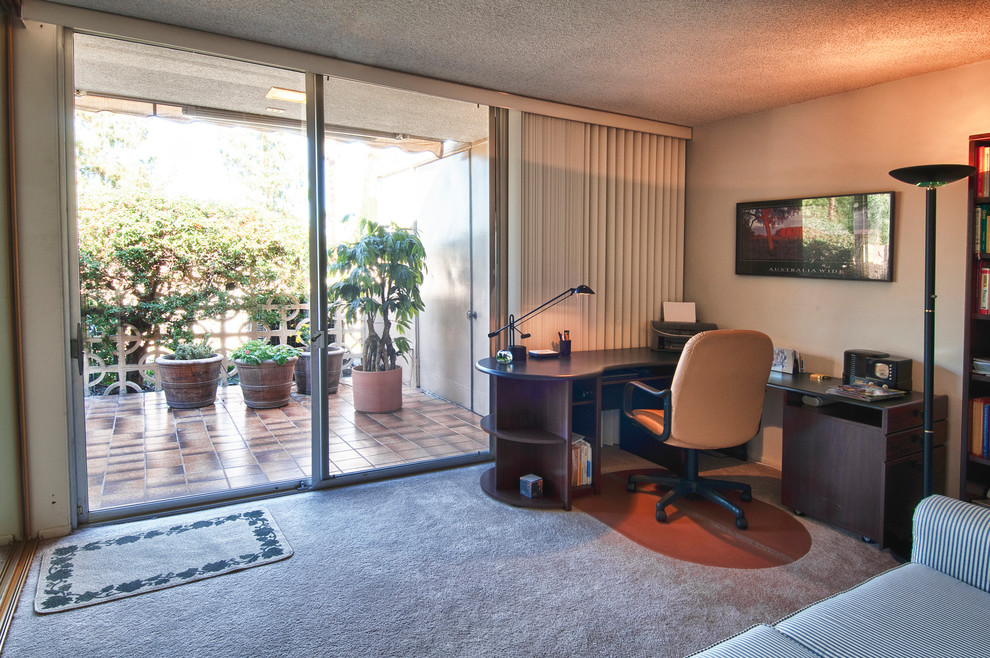 Inspiration for a midcentury home office in Orange County.