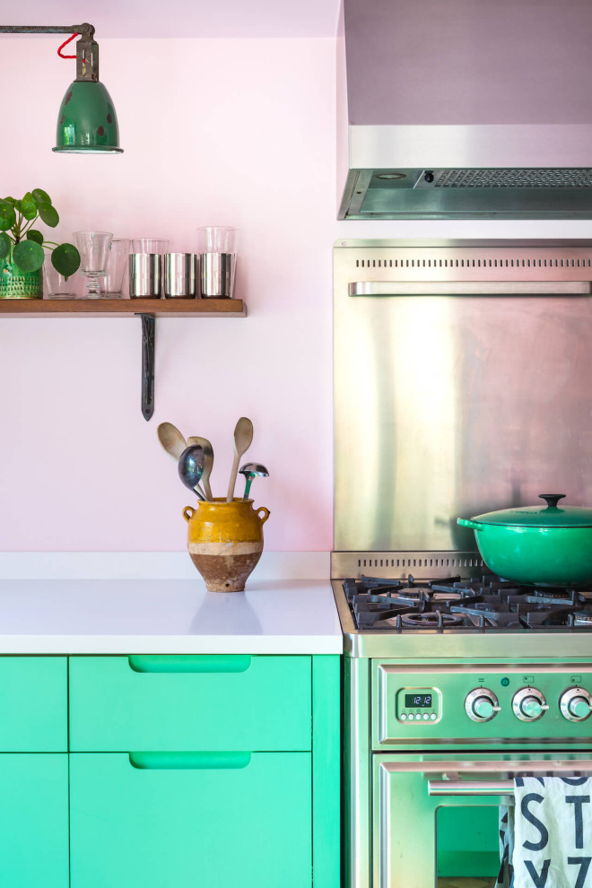 Immagine di una cucina bohémian di medie dimensioni con ante lisce, ante verdi, top in superficie solida e top bianco