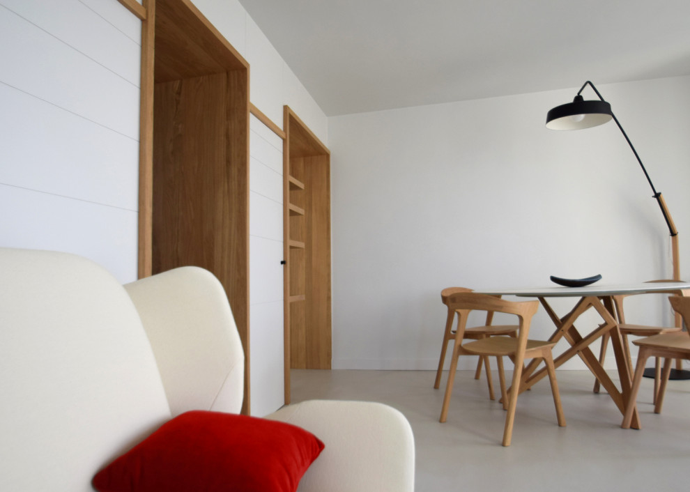 Offenes, Mittelgroßes Modernes Esszimmer mit beiger Wandfarbe, Betonboden, beigem Boden und vertäfelten Wänden in Sonstige