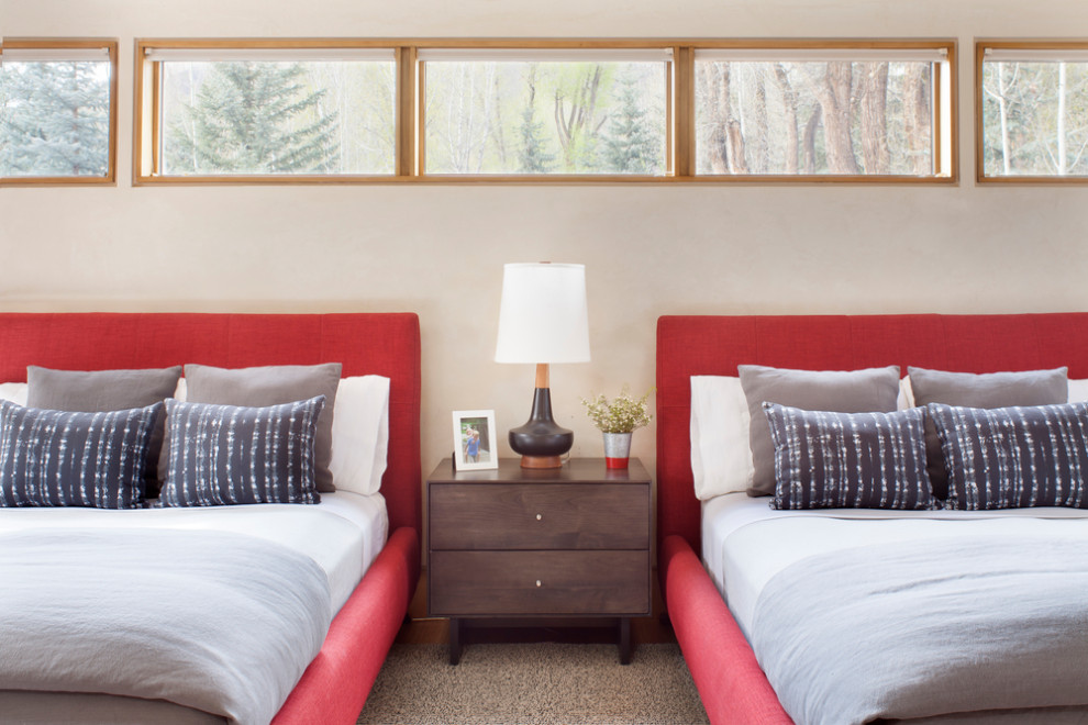 Mittelgroßes Modernes Hauptschlafzimmer ohne Kamin mit braunem Holzboden in Denver