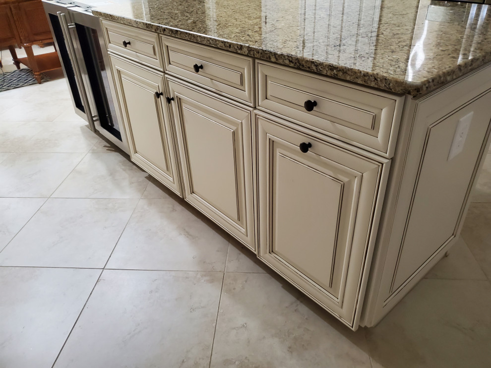 This is an example of a traditional kitchen in Miami.