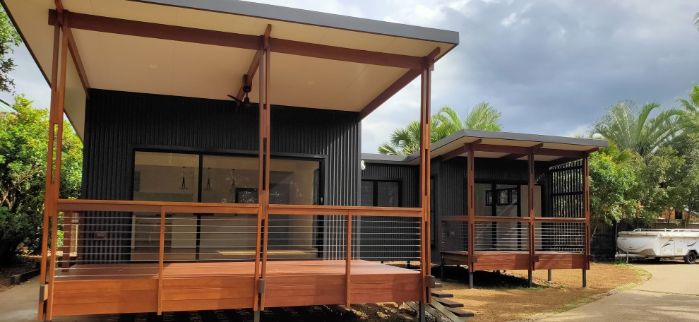 Mittelgroßes, Einstöckiges Modernes Einfamilienhaus mit grauer Fassadenfarbe, Walmdach, Blechdach und grauem Dach in Brisbane