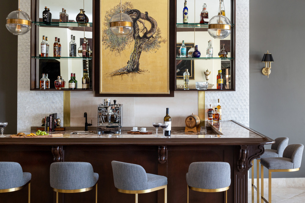 Idee per un bancone bar moderno di medie dimensioni con ante in legno bruno, top in marmo e paraspruzzi beige