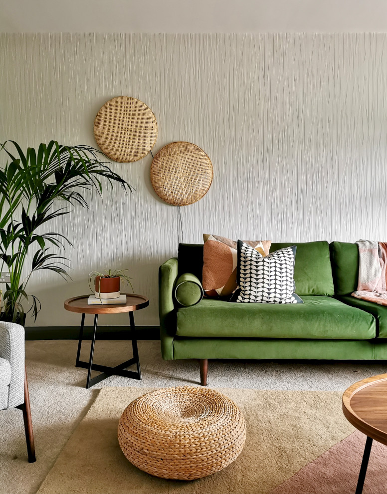Стильный дизайн: изолированная гостиная комната среднего размера в скандинавском стиле с серыми стенами, ковровым покрытием, телевизором на стене, бежевым полом и обоями на стенах без камина - последний тренд