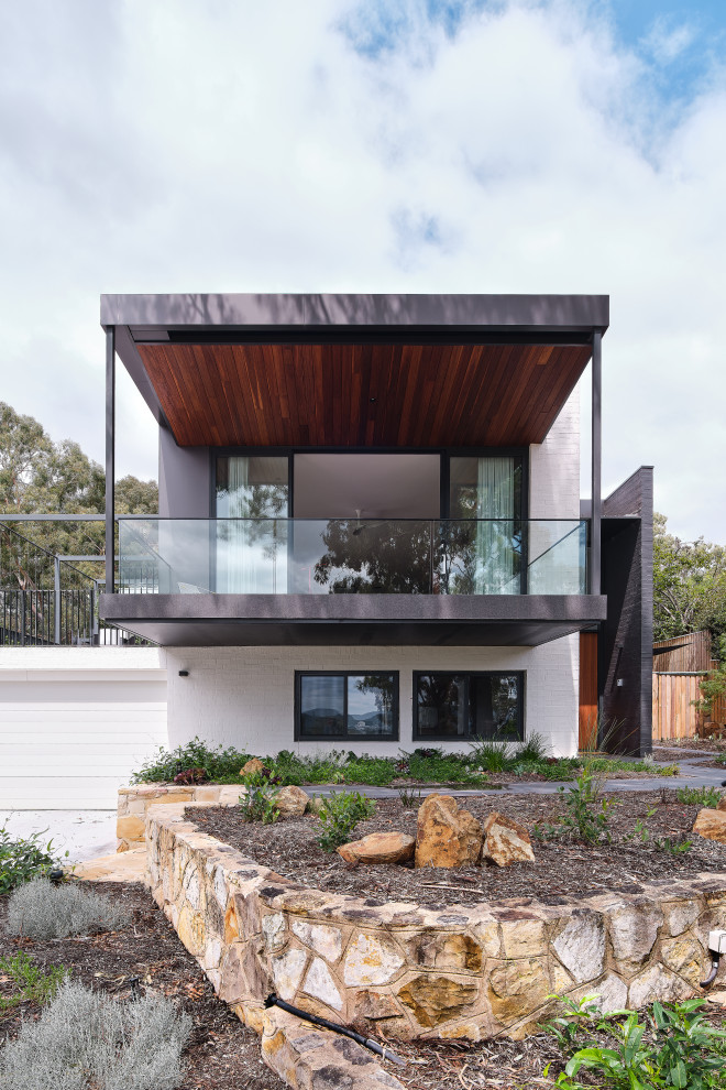 Mid-sized modern exterior in Canberra - Queanbeyan.