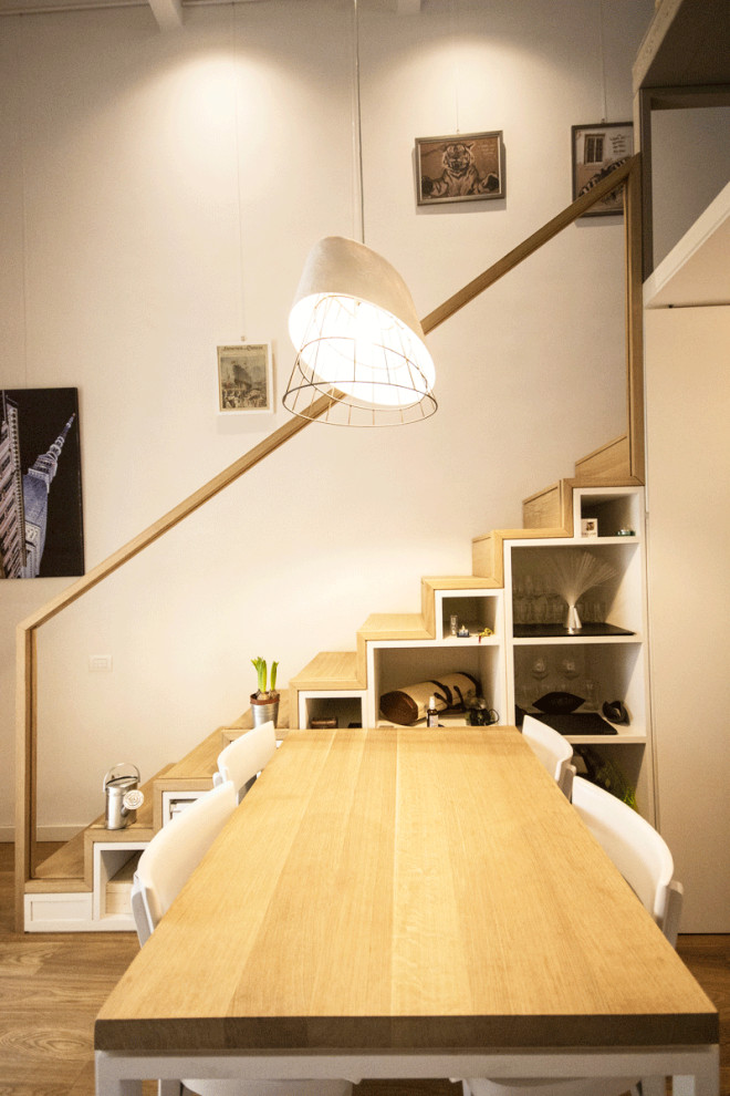 Идея дизайна: маленькая кухня-столовая в стиле модернизм с бежевыми стенами, светлым паркетным полом, коричневым полом, балками на потолке и кирпичными стенами для на участке и в саду