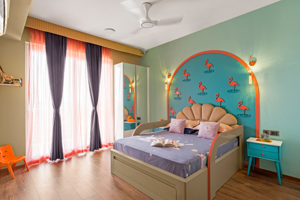Idee per una cameretta per bambini minimal con pareti verdi, pavimento in legno massello medio e pavimento marrone
