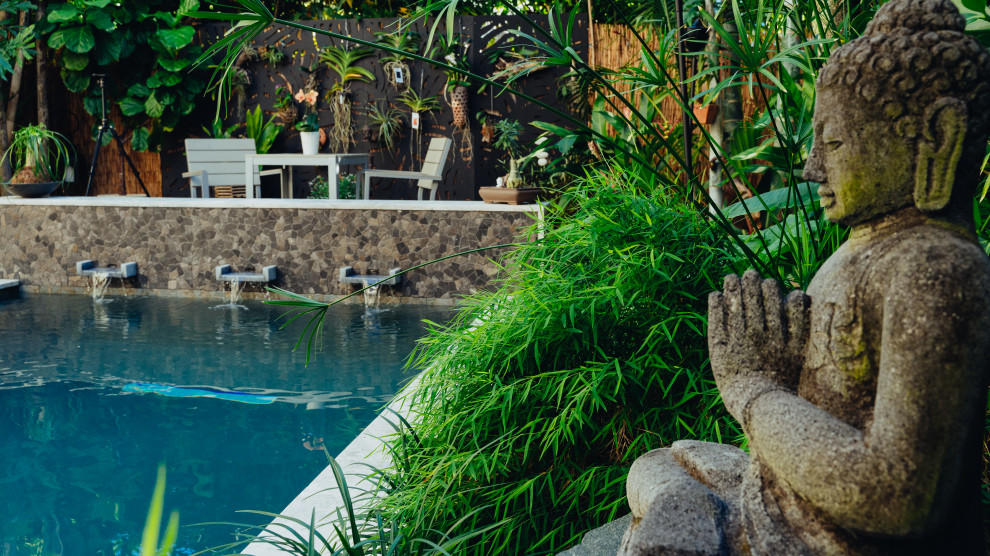 Foto de piscina alargada de estilo zen pequeña rectangular en patio trasero con paisajismo de piscina y adoquines de piedra natural