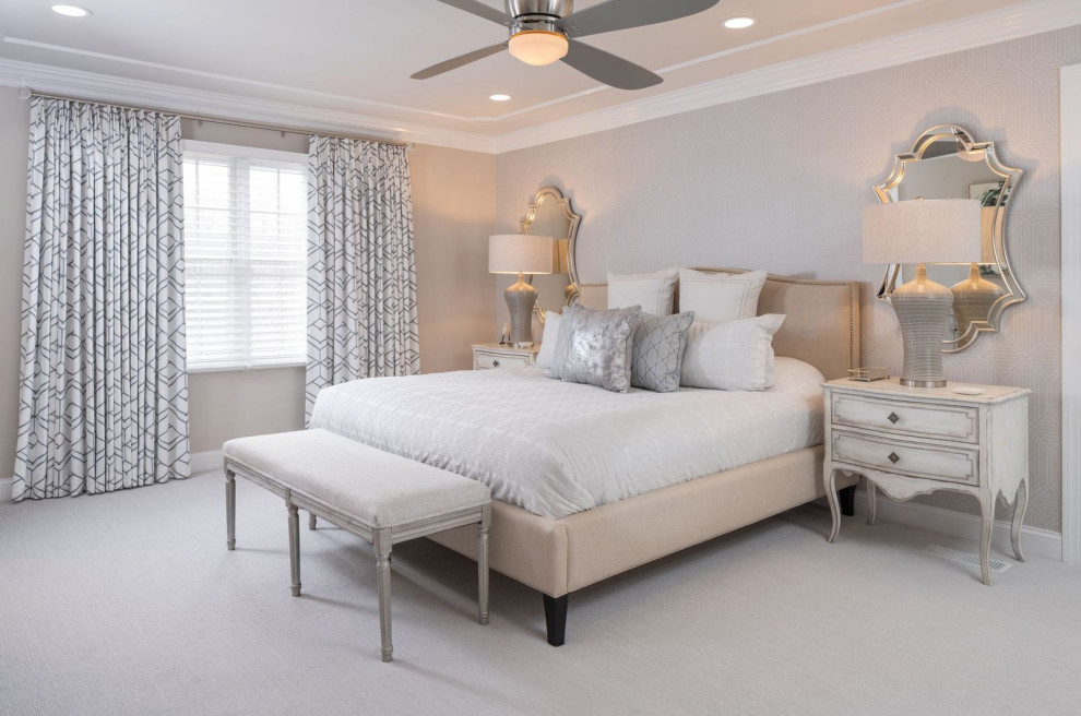 Imagen de dormitorio principal clásico renovado extra grande con paredes grises, moqueta, suelo gris, madera y papel pintado