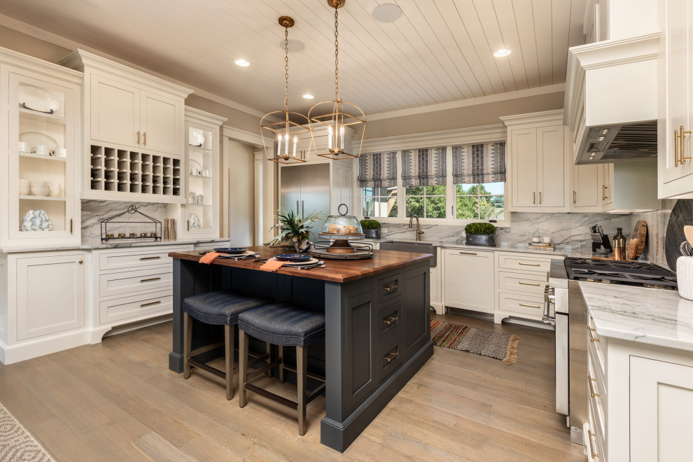 Example of a mountain style u-shaped shiplap ceiling eat-in kitchen design with a farmhouse sink, granite countertops, granite backsplash and an island