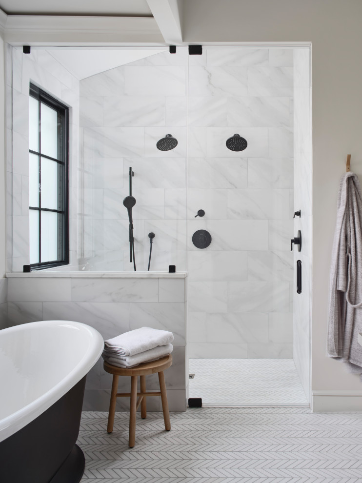 Inspiration för ett stort maritimt grå grått en-suite badrum, med skåp i ljust trä, ett fristående badkar, en kantlös dusch, vit kakel, vita väggar, ett integrerad handfat, vitt golv och dusch med gångjärnsdörr